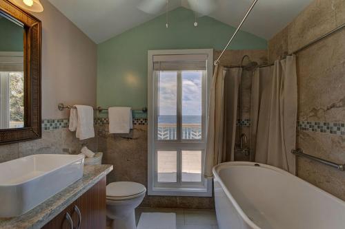 Un baño de Paradise Ocean View home