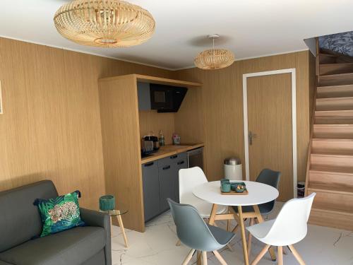 une cuisine et un salon avec une table et des chaises dans l'établissement LE CHALET DE L'OCÉAN, à Lacanau-Océan