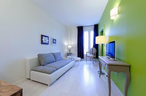 a living room with a couch and a tv at Appartement Comme Chez Soi in Strasbourg