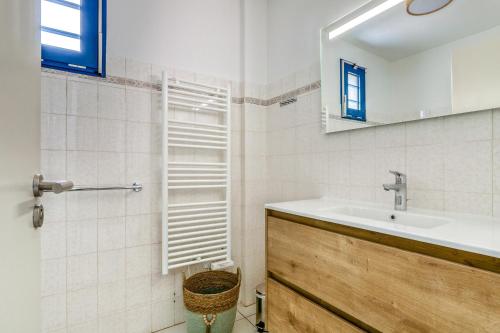 A bathroom at Sejournez dans ce charmant appartement au coeur de Noirmoutier en l Ile