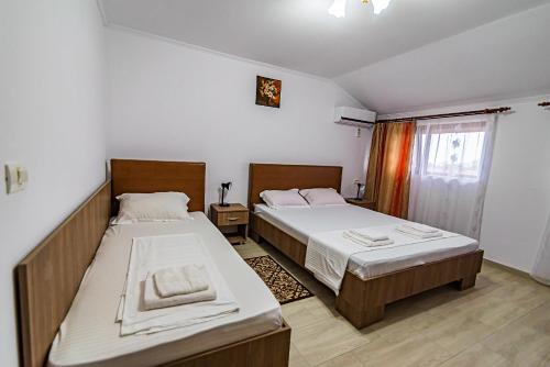 1 Schlafzimmer mit 2 Betten und einem Fenster in der Unterkunft Casa Roua in Venus