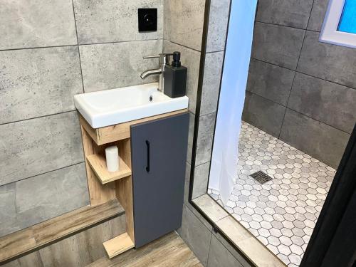 a bathroom with a sink and a shower at Студия с новым ремонтом в Барнауле in Barnaul