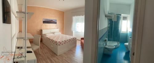 チッタデッラ・デル・カーポにあるB&B Casa Vacanze da Anninaの小さなベッドルーム(ベッド1台、バスルーム付)