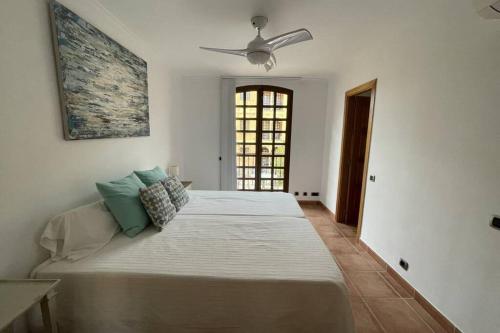 ein Schlafzimmer mit einem großen Bett und einem Deckenventilator in der Unterkunft ELEGANTE DÚPLEX EN DESERT SPRINGS GOLF RESORT in Cuevas del Almanzora