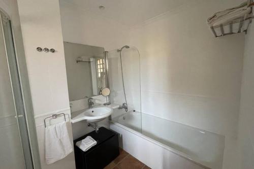 ein weißes Badezimmer mit Waschbecken und Dusche in der Unterkunft ELEGANTE DÚPLEX EN DESERT SPRINGS GOLF RESORT in Cuevas del Almanzora