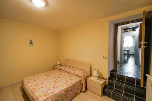 um quarto com uma cama e uma porta para um corredor em casa vacanza centro storico fornelli em Fornelli