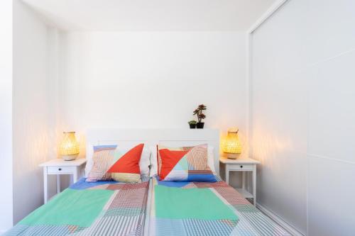 Säng eller sängar i ett rum på 105 EL MEDANO FLASH POINT Holiday Home by Sunkeyrents