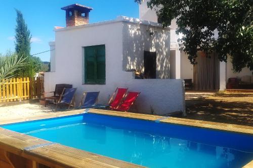 - une piscine en face d'une maison dans l'établissement Maset de la Costa, à Piera