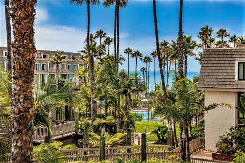 uitzicht op een resort met palmbomen bij G218 - Palms Away in Oceanside