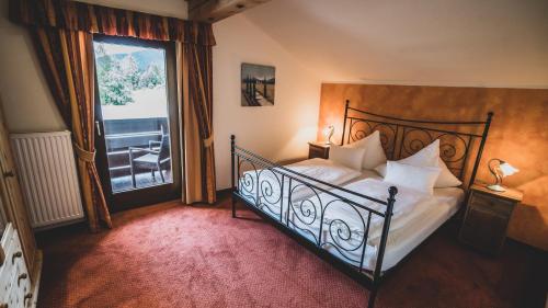 A bed or beds in a room at Appartementhaus Am Gschwandtkopf
