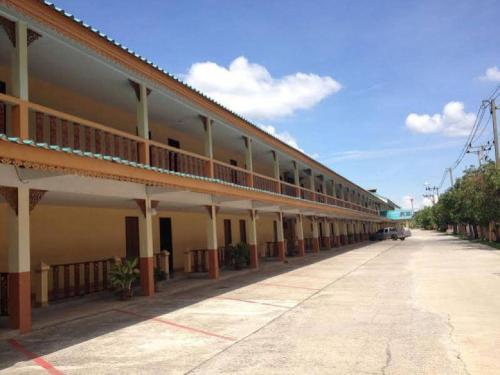 ein Gebäude mit Balkon auf der Seite in der Unterkunft โรงแรมเกียรตินคร (Kiatnakhon Hotel) in Nakhon Si Thammarat