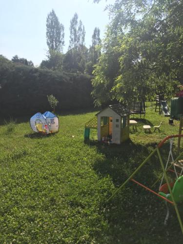 a yard with a dog house and a dog house at Studio privé in Cazilhac