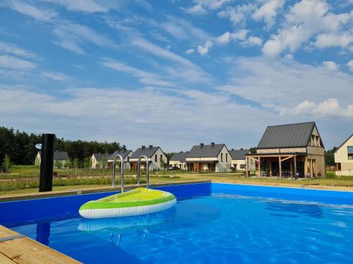 una gran piscina con una isla verde en el centro en Moje Miejsce Jura, en Lgota Murowana
