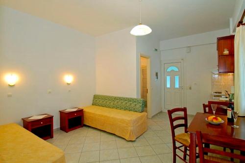 Nikas Villa Orange Apartments  في بارغا: غرفة معيشة مع سرير وطاولة