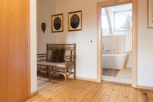 ヴァルダーオラにあるEilandhof Apartmentのバスルーム(バスタブ、椅子、シンク付)