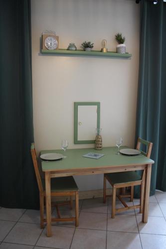 uma mesa com duas cadeiras, um espelho e copos em CALODURUM 2 em Chilleurs-aux-Bois