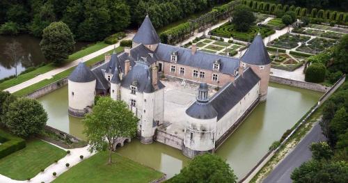uma vista aérea de um castelo na água em CALODURUM 2 em Chilleurs-aux-Bois