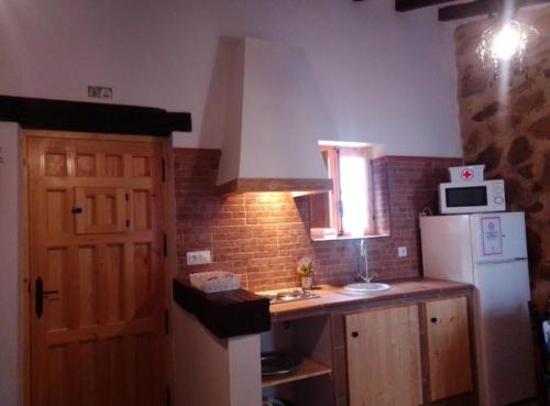 una cucina con frigorifero bianco e forno a microonde di Casa Pepa ad Algar