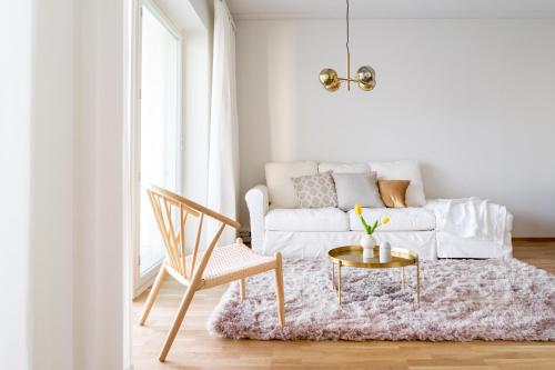 uma sala de estar com um sofá e uma mesa em Roost Rautatienkatu #12 em Oulu
