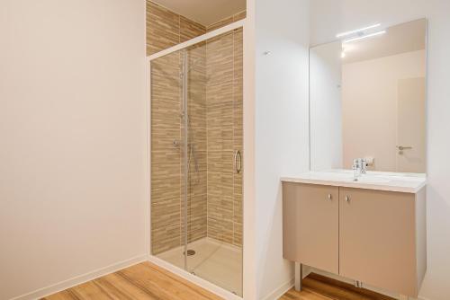 une salle de bain avec douche et lavabo dans l'établissement Ressourcez-vous dans ce bel appartement à Lacanau, à Lacanau