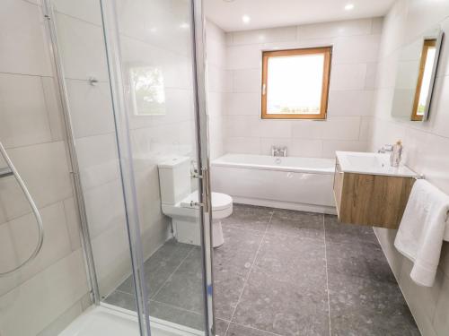 Kylpyhuone majoituspaikassa Traeannagh Bay House