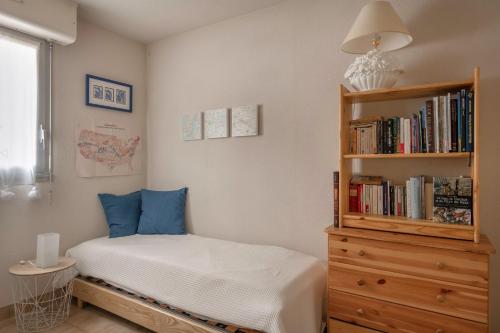 - une petite chambre avec un lit et une étagère dans l'établissement Rez-de-terrasse face mer pour 4 personnes, à Pornic