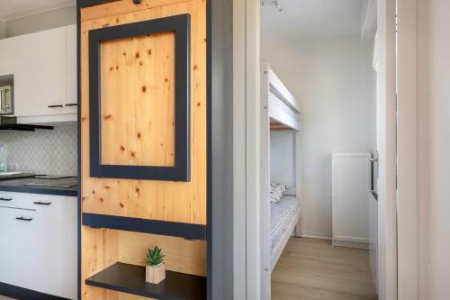 une chambre avec une porte en bois dans une cuisine dans l'établissement Appartement pour 4 avec balcon - centre-ville, à La Baule