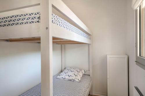 Cette petite chambre comprend des lits superposés et un escalier. dans l'établissement Appartement pour 4 avec balcon - centre-ville, à La Baule