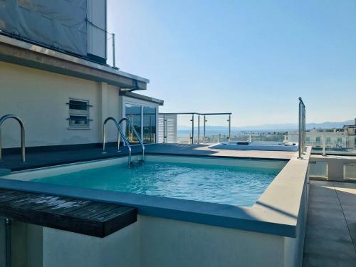 una piscina sul tetto di un edificio di Savoy Hotel a Marina di Pietrasanta