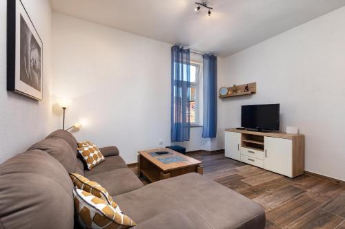 uma sala de estar com um sofá e uma televisão em Top central apartments em Pula