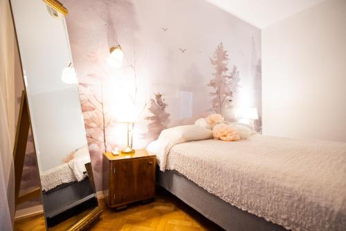 - une chambre avec un lit et une lampe sur une table dans l'établissement Apartman Klara Zadar - Jazine, à Zadar
