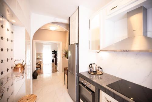 La cuisine est équipée d'un évier et d'un réfrigérateur. dans l'établissement Apartman Klara Zadar - Jazine, à Zadar