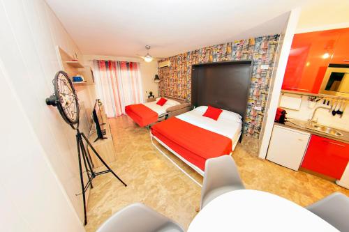 ein kleines Zimmer mit 2 Betten und einer Küche in der Unterkunft Zenplaya Bajo 3 in Torremolinos