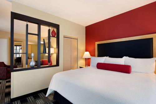 Una cama o camas en una habitación de Cambria Hotel Miami Airport - Blue Lagoon