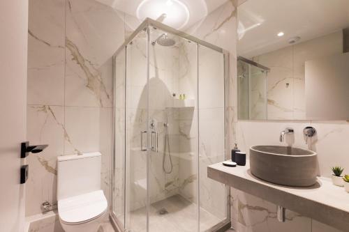 A bathroom at 12 Reasons Why Metaxourgeio