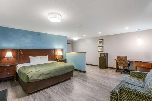 Katil atau katil-katil dalam bilik di Quality Inn Atlanta Airport-Central