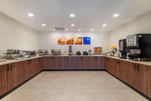 a lobby with a counter with a coffee shop at Comfort Suites Broomfield-Boulder-Interlocken in Broomfield
