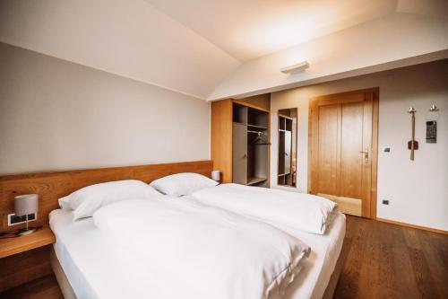 a bedroom with two large white beds in it at Weinhotel Maitz Wolfgang in Ratsch an der Weinstraße