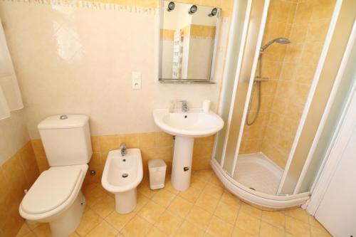 une salle de bain avec toilettes, lavabo et douche dans l'établissement 1 Bedroom Henri IV on the Croisette 240, à Cannes