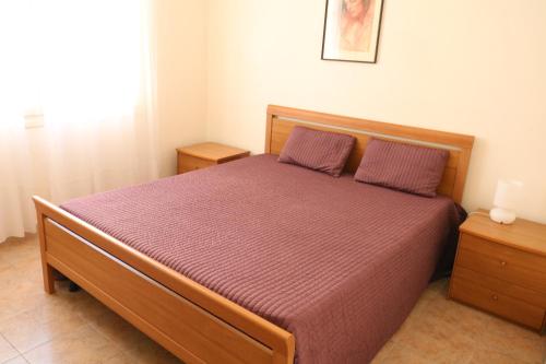 une chambre avec un lit avec une couette violette dans l'établissement 1 Bedroom Henri IV on the Croisette 240, à Cannes