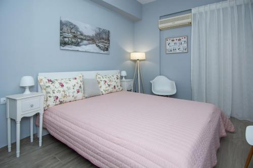 a bedroom with a bed with a pink bedspread at Villa Bella Gonia in Gonia