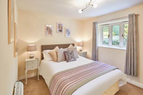 um quarto com uma cama e uma janela em Host & Stay - Kingfisher Cottage em Levisham