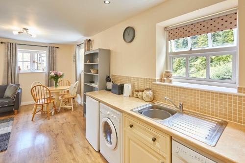 A kitchen or kitchenette at Host & Stay - Kingfisher Cottage