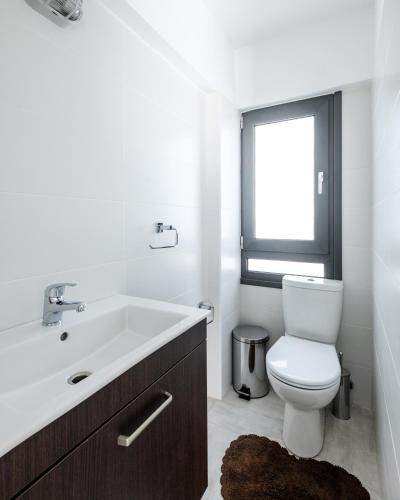Ένα μπάνιο στο Solaar Apartments st Lazarous