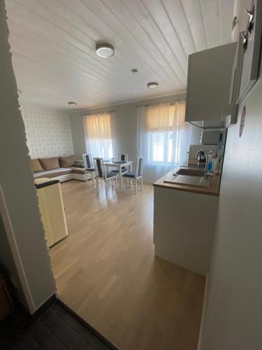 Il comprend une cuisine et un salon avec une table et des chaises. dans l'établissement Tamula apartament, à Võru