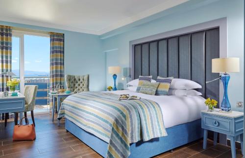 Una cama o camas en una habitación de The Eliott Hotel