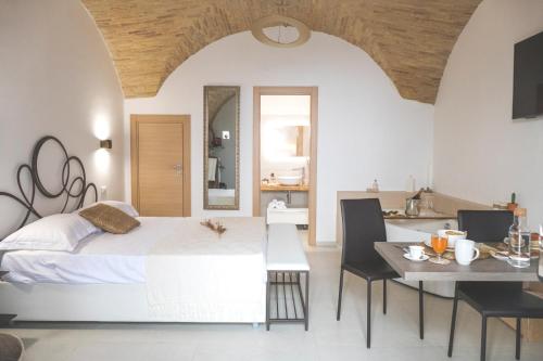 Säng eller sängar i ett rum på Le Dimore del Borgo - Room & Breakfast