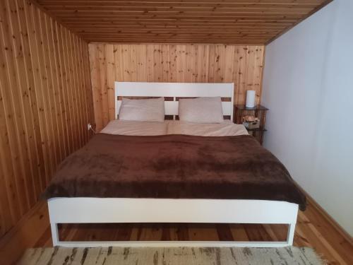 Кровать или кровати в номере Tina Apartman