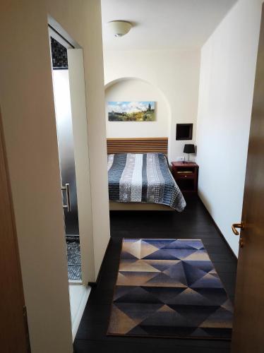 Cette petite chambre comprend un lit et une porte. dans l'établissement Robi Studio, à Braşov