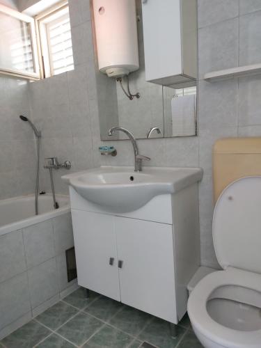 Ванна кімната в Apartmani Zuzana,Baška Voda